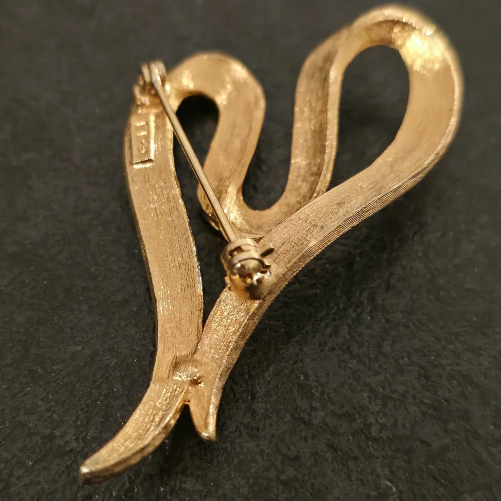 Vintage JJ Jonette Jewelry Signed Abstract Heart Ribbon Brooch – Textured Gold T